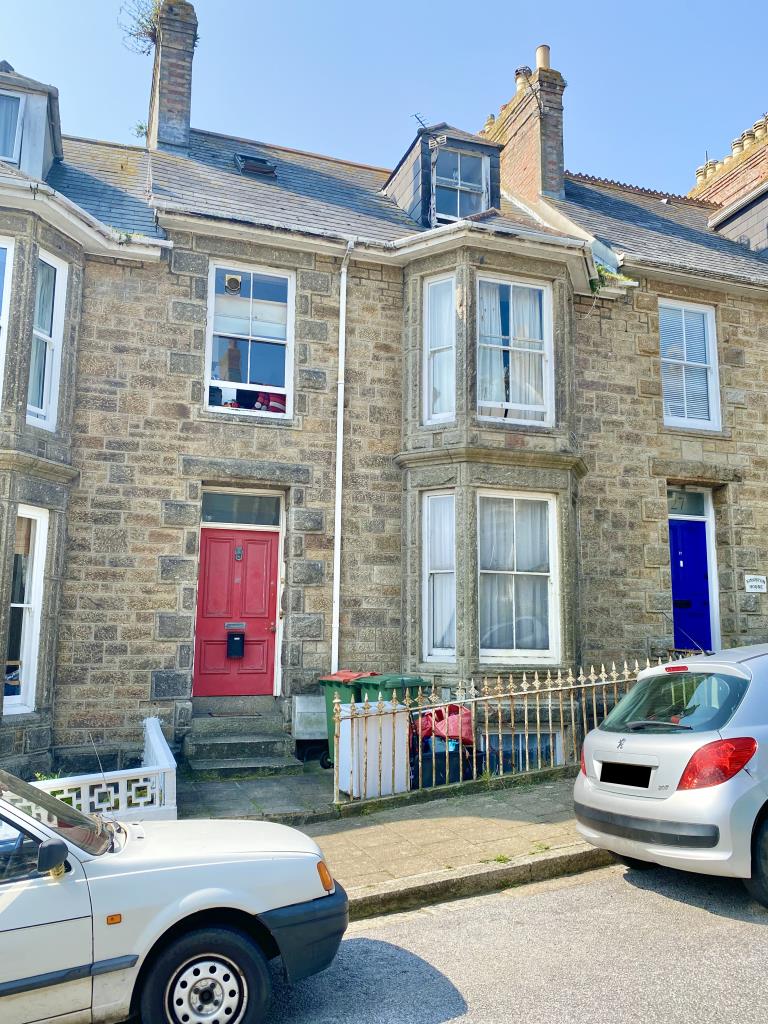 Lot: 113 - LARGE TOWN HOUSE DIVIDED INTO FLATS -